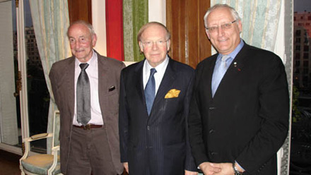 Paris, 3 avril 2008 - L'Ordre national du Qubec donne le coup d'envoi de son premier entretien international. Le dlgu gnral, Wilfrid-Guy Licari, entour de Claude Lorius ( gauche) et de Bernard Voyer, C.Q.
