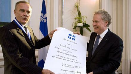 Le premier ministre et le gnral Jean-Pierre Kelche affichent firement le brevet de grand officier de l'Ordre national du Qubec.