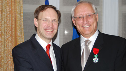 Le 15 novembre 2007, le consul général de France à Québec, M. François Alabrune, a remis l