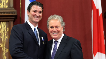 Le premier ministre et M. Mario Lemieux, figure légendaire de la Ligue nationale de hockey reçu chevalier.