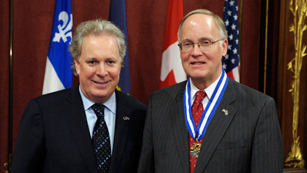 Le premier ministre, en compagnie du gouverneur de l'État du Vermont,
nouvellement reçu officier de l'Ordre national du Québec.