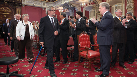 Le premier ministre accueillant les récipiendaires de l'Ordre national de 2011. © François Nadeau