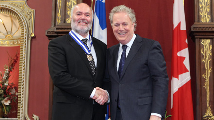 « Votre apport au génie québécois est incomparable », a indiqué le premier ministre au nouvel officier, M. Christophe Guy, directeur de l