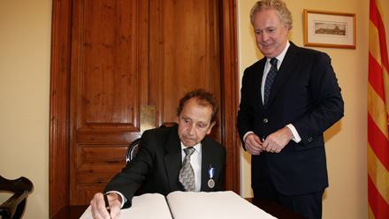 En compagnie du premier ministre du Qubec, M. Jean Charest, le peintre et sculpteur Jess Carles De Vilallonga, signant le Livre dor de lOrdre national du Qubec. Crdit photo : Juan Miguel Morales