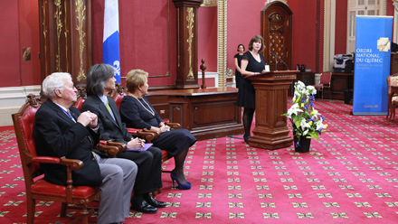 Les invits d'honneur et, en arrire-plan, Claire Deslongchamps et Sandrine Gibert, de l'Ordre national. Photo : Franois Nadeau, photographe