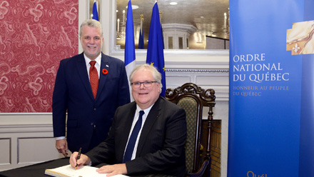 Signature du livre d'or par Alain Fuchs, prsident-directeur gnral du CNRS (Centre national de la recherche scientifique), dcor officier de l'Ordre national.