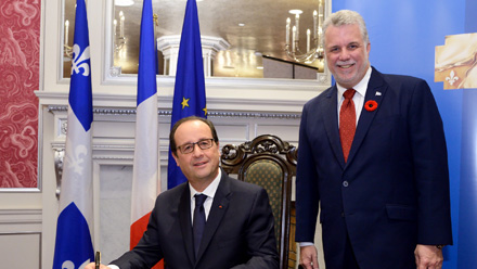 Le premier ministre se joint au président de la République française, François Hollande, pour la signature du livre d
