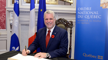 Au tour du premier ministre, Philippe Couillard, de signer le livre d