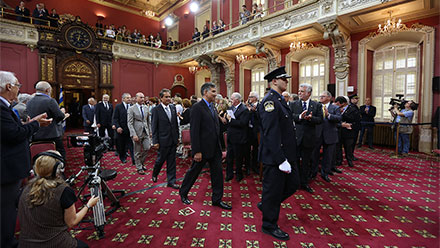 Les rcipiendaires font leur entre dans le Salon rouge. Photo : Franois Nadeau