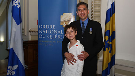 Un fils bien fier de son papa, le Dr Stanley Vollant, C.Q. Photo : François Nadeau
