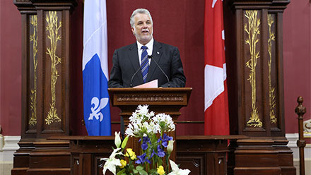 Le premier ministre exprime sa fierté de remettre, pour la première fois, les insignes de l’Ordre national. Photo : François Nadeau