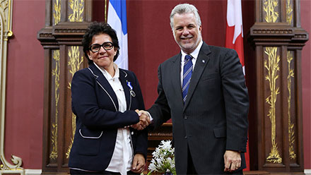 Un moment solennel pour Monique Giroux, C.Q., et le premier ministre. Photo : François Nadeau