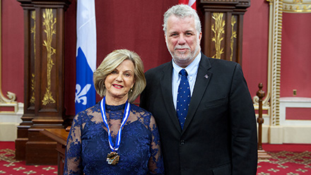 Le premier ministre et la nouvelle officière de l’Ordre, Zila Bernd.