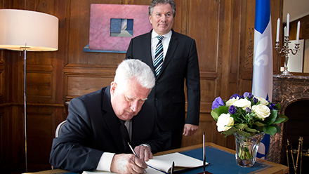 Signature du livre dor par Yves Tavernier, C.Q., en compagnie du dlgu gnral du Qubec  Paris, Michel Robitaille.