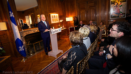 Le premier ministre du Qubec, M. Philippe Couillard, ouvre la crmonie de remise des insignes de lOrdre national du Qubec  quatre personnalits franaises. Photos : Patrick Lachance, MCE.