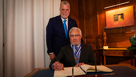 Signature du livre d’or par Paul Tréguer, O.Q., en compagnie du premier ministre, Philippe Couillard. Photos : Patrick Lachance, MCE.