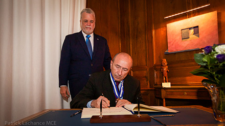 Signature du livre d’or par Gérard Collomb, O.Q., en compagnie du premier ministre, Philippe Couillard. Photos : Patrick Lachance, MCE.
