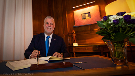 Signature du livre d’or par le premier ministre, Philippe Couillard. Photos : Patrick Lachance, MCE.