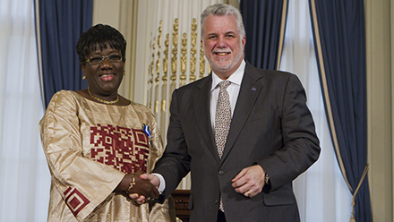 Fatimata Dia, nouvelle chevalire, et Philippe Couillard, premier ministre du Qubec. Photo : Clment Allard