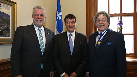 Philippe Couillard, premier ministre, Mark Kenber, prsident-directeur gnral du Climate Group et nouveau chevalier de lOrdre national du Qubec, et Clment Richard, prsident du Conseil de lOrdre national du Qubec. Photo : Franois Nadeau