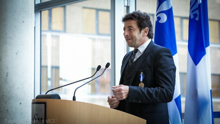 C'est charg d'motion que Patrick Bruel a accept son titre de chevalier de l'Ordre. Photo : Patrick Lachance