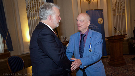 Qubec, le 12 avril 2017.  Le premier ministre du Qubec, Philippe Couillard, a remis linsigne de chevalier de lOrdre national du Qubec  M. Peter Klaus, un grand ambassadeur de la littrature qubcoise en Allemagne.