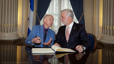 Québec, le 12 avril 2017. – Le premier ministre du Québec, Philippe Couillard, a remis l’insigne de chevalier de l’Ordre national du Québec à M. Peter Klaus, un grand ambassadeur de la littérature québécoise en Allemagne.