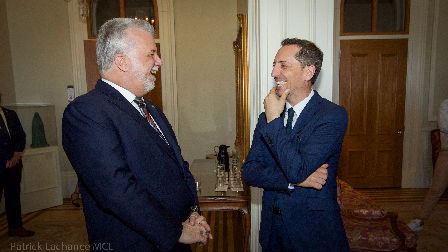 Québec, le 16 mai 2017. – Le premier ministre, Philippe Couillard, a remis l’insigne de chevalier de l’Ordre national à Gad Elmaleh.