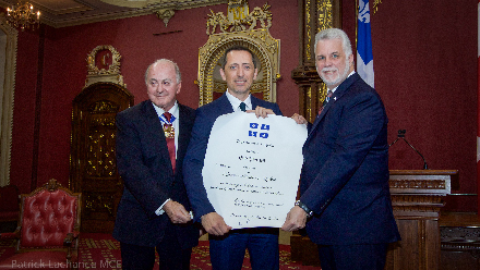 Québec, le 16 mai 2017. – Le premier ministre, Philippe Couillard, a remis l’insigne de chevalier de l’Ordre national à Gad Elmaleh.