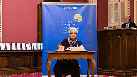 Québec, le 22 juin 2017. – Louise Nadeau, chevalière, signe le livre d’or.