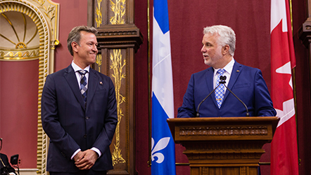 Québec, le 22 juin 2017. – Le premier ministre, Philippe Couillard, accueille Ricardo Larrivée dans les rangs de l’Ordre, avant de lui remettre l’insigne de chevalier.