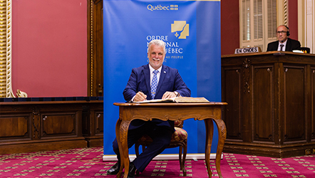 Québec, le 22 juin 2017. – Le premier ministre, Philippe Couillard, signant le livre d’or.