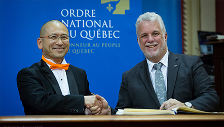 Qubec, le 15 novembre 2017  Le premier ministre, Philippe Couillard, a remis linsigne de chevalier  M. Takeya Kaburaki, un mcne et homme daffaires japonais spcialis dans limportation de produits qubcois.