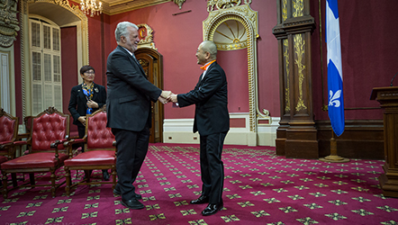 Québec, le 15 novembre 2017 – Le premier ministre, Philippe Couillard, a remis l’insigne de chevalier à M. Takeya Kaburaki, un mécène et homme d’affaires japonais spécialisé dans l’importation de produits québécois.