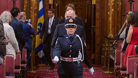 Entre des invits dhonneur pour la crmonie de remise des insignes.