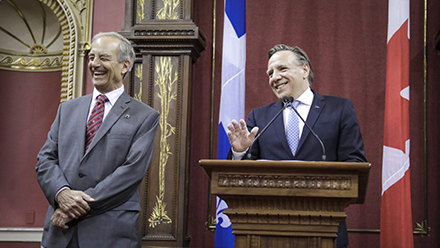 Moment de complicité entre M. Robert Panet-Raymond, C.Q., et le premier ministre du Québec, Monsieur Legault. 