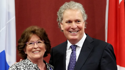 Le premier ministre, en compagnie de l'illustre défenderesse des droits de la personne et des libertés civiques, Mme Louise Arbour, accueillie dans l'Ordre à titre de grande officière. Le premier ministre, en compagnie de l'illustre défenderesse des droits de la personne et des libertés civiques, Mme Louise Arbour, accueillie dans l'Ordre à titre de grande officière.